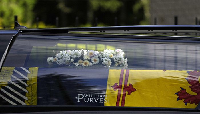 The coffin containing the body of Britain's Queen Elizabeth II leaves Balmoral Castle in Scotland, Sunday, Sept. 11, 2022 || Photo: Collected