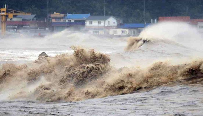 Typhoon Batters South Korea, Forcing Thousands to Flee 