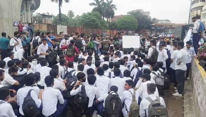 Grieving Students End Blockade after Car Driver Arrested