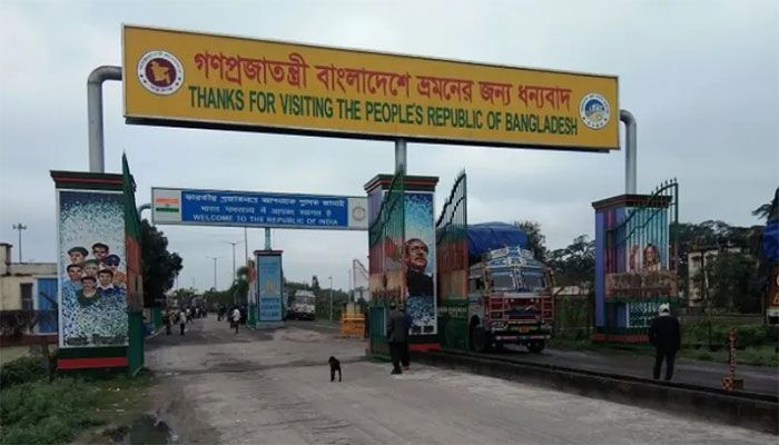 Trade between Bangladesh and India via the Benapole land port remained suspended on Saturday || Photo: Collected 