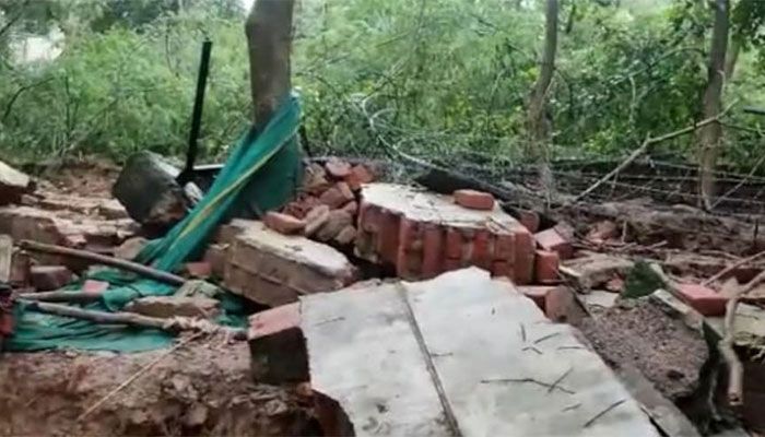 9 Dead in India Wall Collapse   