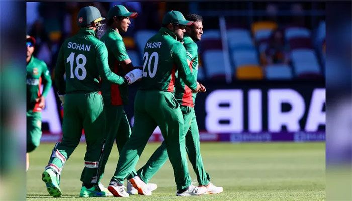 Bangladesh players celebrate the dismissal of Zimbabwe's Sean Williams during the ICC men's Twenty20 World Cup 2022 cricket match between Bangladesh and Zimbabwe at The Gabba on October 30, 2022 in Brisbane. || AFP Photo: Collected  