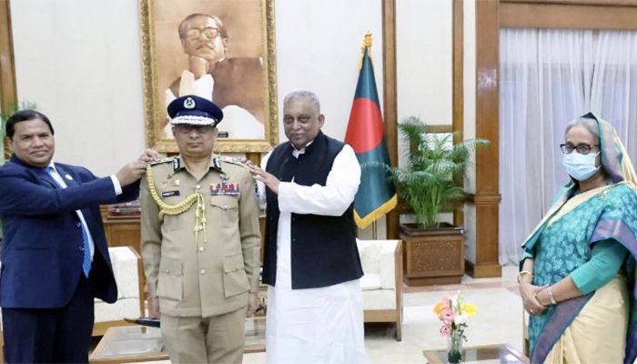 Home Minister Asaduzzaman Khan and Senior Secretary of the Public Security Division under the Ministry of Home Md. Akhtar Hossain adorned the Rank Badge to the new IGP in presence of Prime Minister Sheikh Hasina || Photo: Collected 
