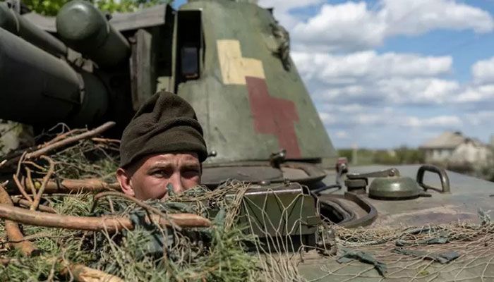 An Ukrainian soldier looks out from a tank, amid Russia's invasion of Ukraine, in the frontline city of Lyman, Donetsk region, Ukraine April 28, 2022. || Reuters photo