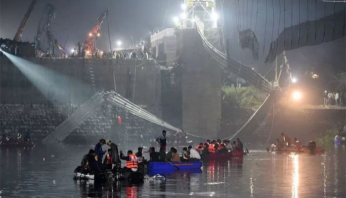 Rescuers searched for survivors at night || Photo: AFP