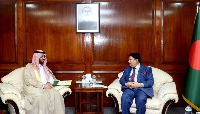 Foreign minister Dr A K Abdul Momen with Saudi Arabia ambassador to Bangladesh Essa Yousef Essa Alduhailan || Photo: Collected 