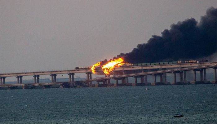 A fuel storage tank has caught fire on the Crimean Bridge || Photo: Collected 