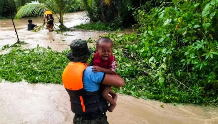 Rescuers help residents evacuate in Kalamansig, Sultan Kudarat on October 28, 2022, due to heavy rains resulting in floodings brought by Tropical Storm Nalgae || AFP Photo: Collected 