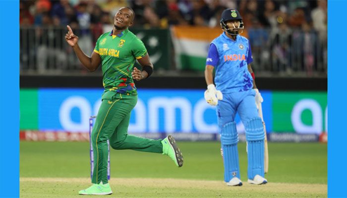 South Africa's Lungi Ngidi (L) celebrates after the dismissal of India's KL Rahul during the ICC men's Twenty20 World Cup 2022 cricket match between India and South Africa at the Perth Stadium in Perth || Photo: AFP