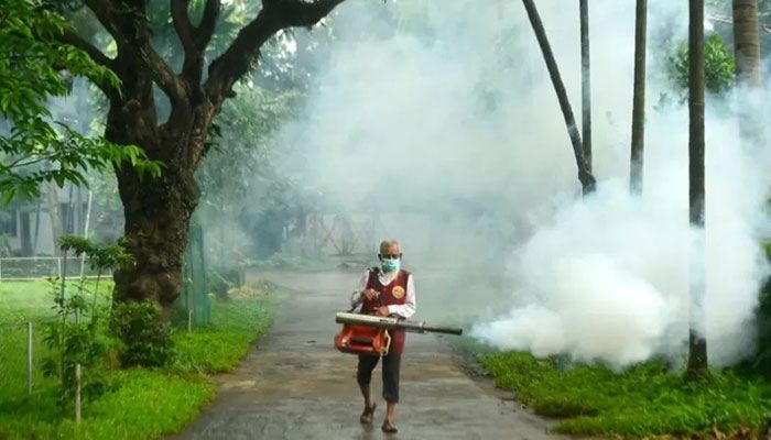 A worker sprays anti-mosquito fog in Dhaka || Photo: Xinhua 