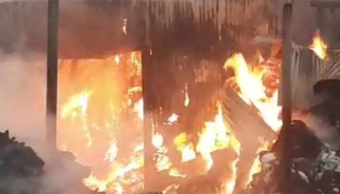 Jhut Godown Catches Fire in Gazipur 