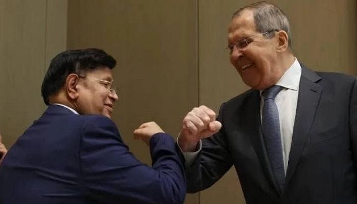 Bangladesh’s Foreign Minister AK Abdul Momen doing an elbow bump with his Russian counterpart Sergei Lavrov || File Photo