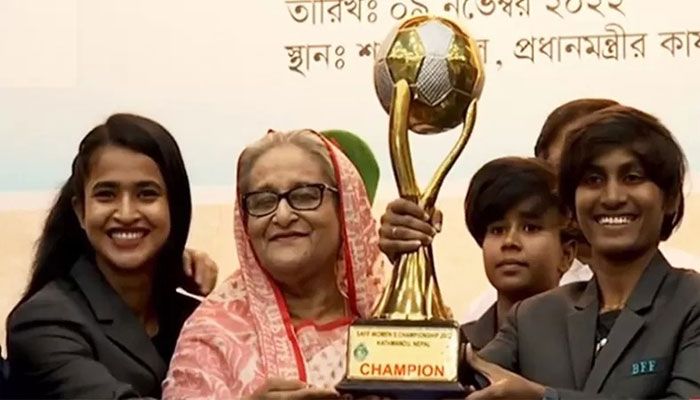 Captain Sabina Khatun, head coach Golam Rabbani and other players handed over the SAFF Trophy to Prime Minister Sheikh Hasina || Photo: Collected  