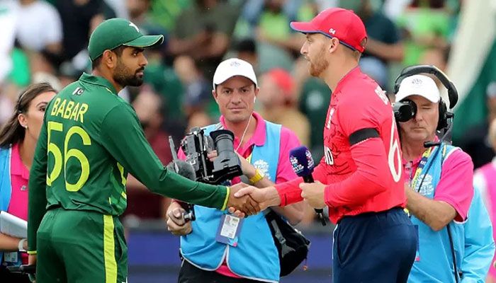 Pakistan's Captain Babar Azam (L) shakes hands with England's Captain Jos Buttler at the toss during the ICC men's Twenty20 World Cup 2022 cricket final match between England and Pakistan at the Melbourne Cricket Ground (MCG) on November 13, 2022 in Melbourne. || AFP Photo: Collected  