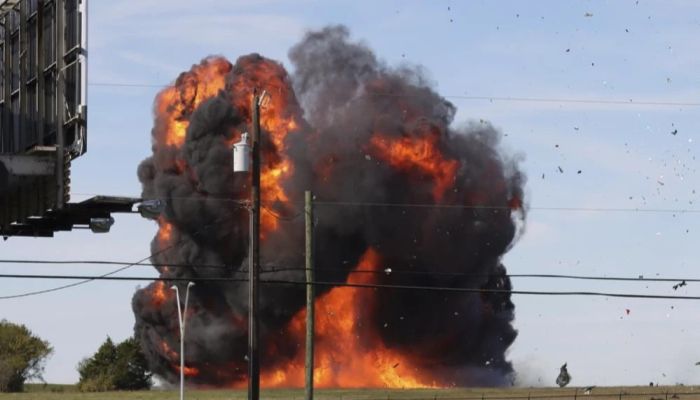 Two Historic Aircraft Collide at Veterans Day Show in Dallas 