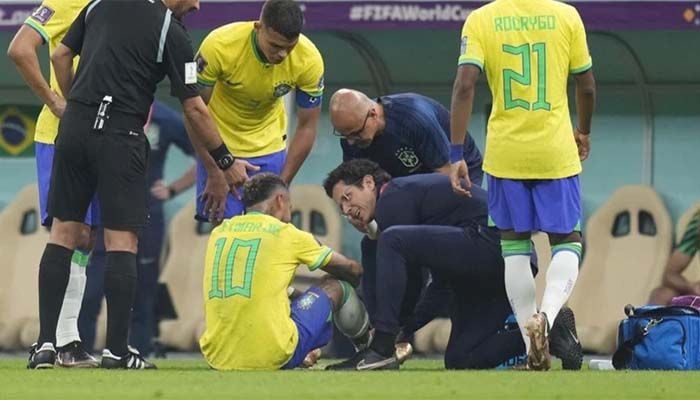 Brazil's Neymar, bottom, is treated by members of his team during the World Cup group G soccer match between Brazil and Serbia, at the Lusail Stadium in Lusail, Qatar, Thursday, Nov. 24, 2022 .|| Photo: AP