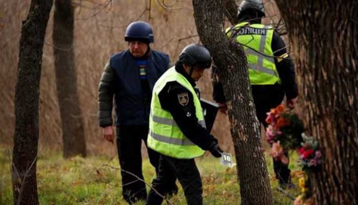 Ukrainian police forensic experts search for evidence at a park where fighting took place between Ukrainian territorial forces and Russian forces at the beginning of the war, in Kherson, Ukraine, Nov 16, 2022 || Photo: REUTERS