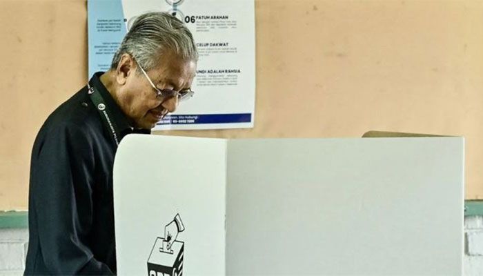 Mahathir Suffers First Election Defeat in 53 Yrs 