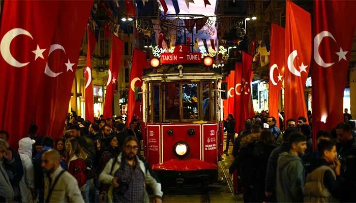 A tram rides past the spot of Sunday's explosion on Istanbul's popular pedestrian Istiklal Avenue in Istanbul, Turkey, Monday, Nov. 14, 2022 || Photo: Collected 