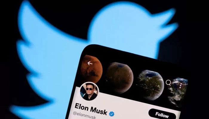 File photo shows Elon Musk's Twitter account on a smartphone in front of the Twitter logo || Photo: Reuters