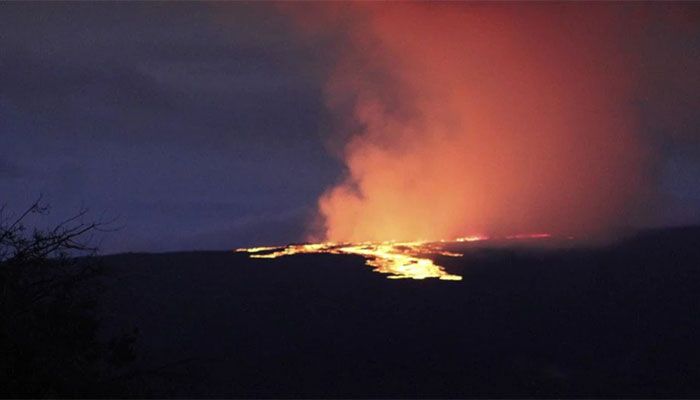 World’s Largest Active Volcano Mauna Loa Erupts in Hawaii 