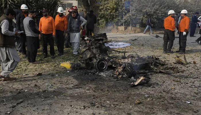 Car Bombing in Islamabad Kills 2 Suspects And Policeman