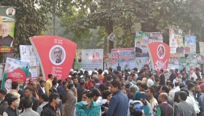 Awami League Men Start Thronging Suhrawardy Udyan