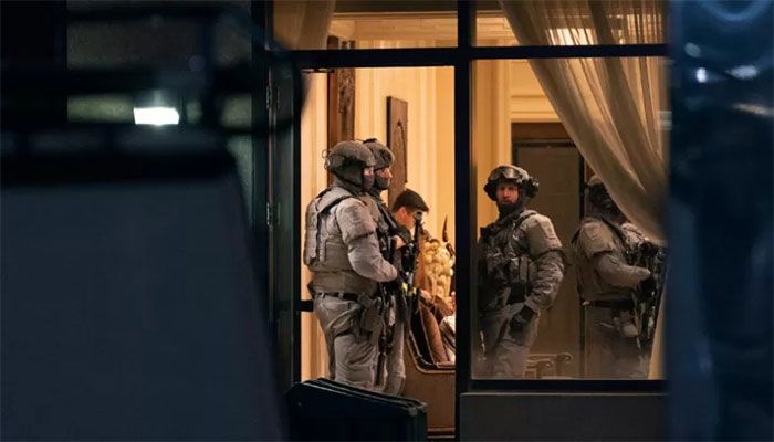 Police stand in the lobby of a condominium building following a shooting in Vaughan, Ontario on December 18, 2022 || Photo: Collected    