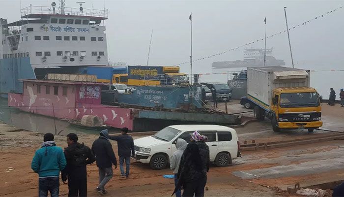 Fog Disrupts Ferry Services on Daulatdia-Paturia Route 