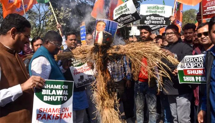 Bharatiya Janata Party's (BJP) members burn an effigy of Pakistan's Foreign Minister Bilawal Bhutto Zardari during a protest over his remarks on India's Prime Minister Narendra Modi, in Ranchi on December 17, 2022 ||  AFP Photo