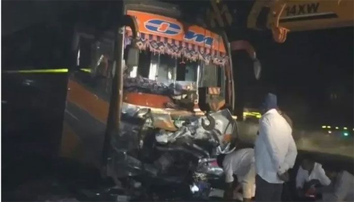 A bus full of people returning from the Pramukh Swami Maharaj Shatabdi Mahotsav event from Surat rammed into a Toyota Fortuner car on the Navsari national highway number 48 || Photo: Collected  