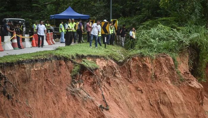 People inspect the damage after a landslide in Batang Kali, Selangor on December 16, 2022 || AFP Photo
