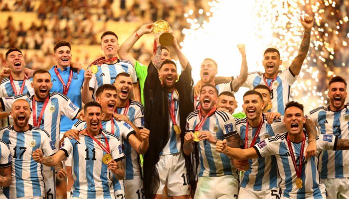 Argentina's Lionel Messi lifts the World Cup trophy alongside teammates as they celebrate after winning the World Cup || Photo: REUTERS