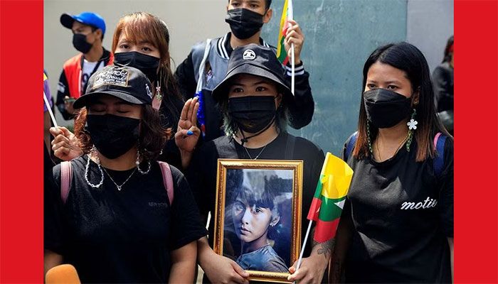 Myanmar citizens who live in Thailand, hold a portrait of former Myanmar state counsellor Aung San Suu Kyi as they protest against the execution of pro-democracy activists, at Myanmar embassy in Bangkok, Thailand July 26, 2022. || Photo: Reuters