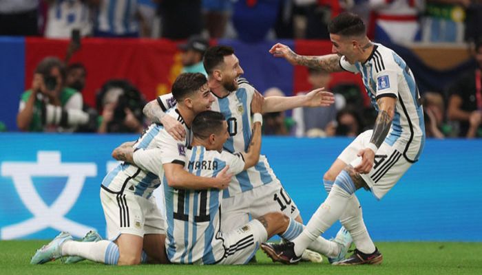 Messi, Di Maria Give Argentina 2-0 Halftime Lead over France  