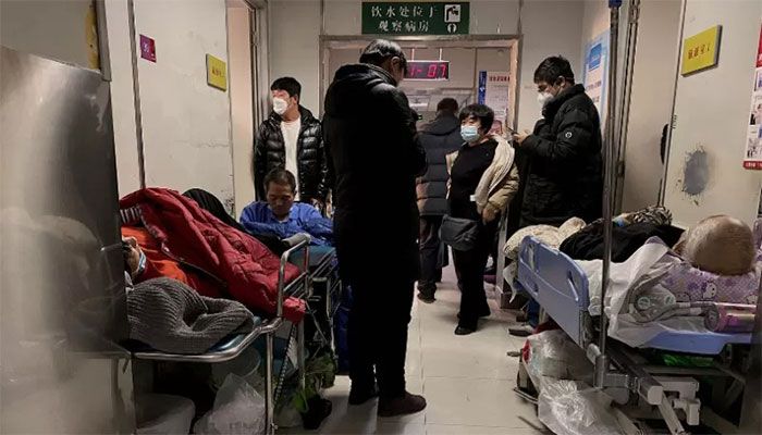 Covid-19 patients on gurneys at Tianjin First Center Hospital in Tianjin on December 28, 2022 || AFP Photo