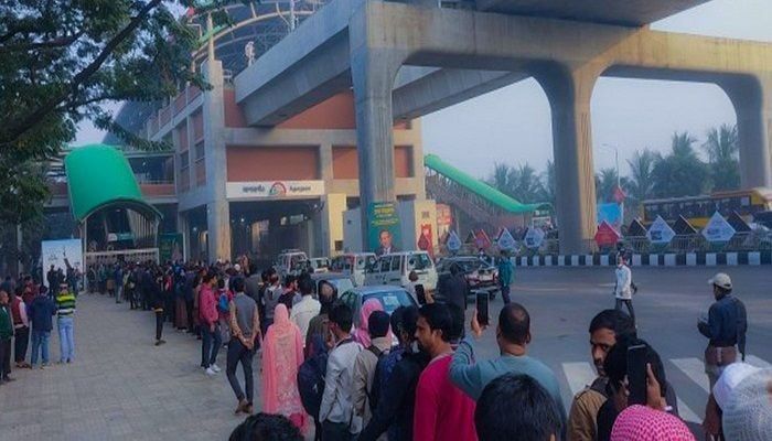 Long queues were seen at the Agargaon metro rail station || Photo: Collected 