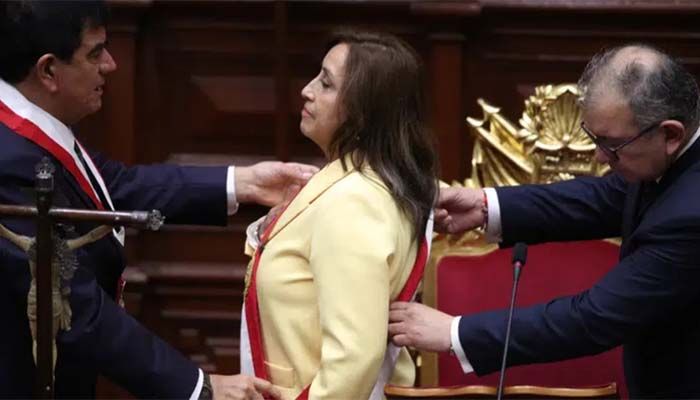 Former Vice President Dina Boluarte receives the presidential sash as she is sworn-in as the new president at Congress in Lima, Peru, Wednesday, Dec. 7, 2022 || Photo: Collected 