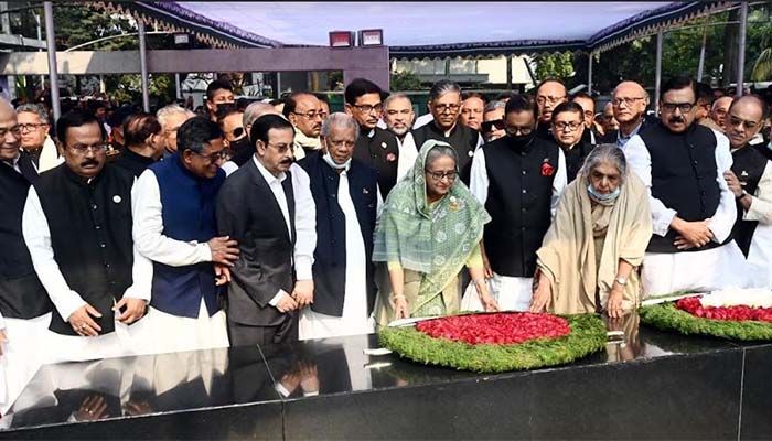 Awami League President Sheikh Hasina first laid a wreath at the portrait of Father of the Nation in front of the Bangabandhu Memorial Museum at Dhanmondi-32 || Photo: Collected 