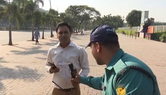 Cop Withdrawn after Misbehaviour with Journalist in Dhaka