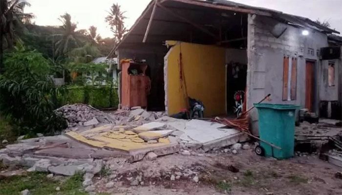 Powerful Quake Hits Off Indonesia, Rattles Islands   