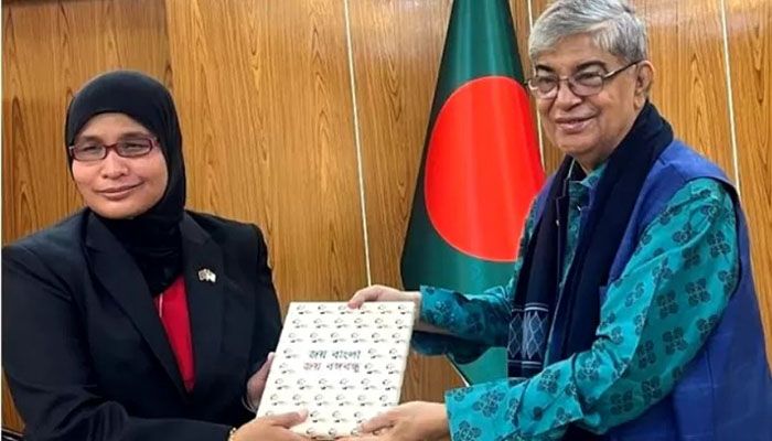 Malaysian High Commissioner to Bangladesh Hazna Md Hasim pays a courtesy call on Posts and Telecommunications Minister Mustafa Jabbar at the latter's office at the secretariat on January 1, 2023 || Photo: Collected