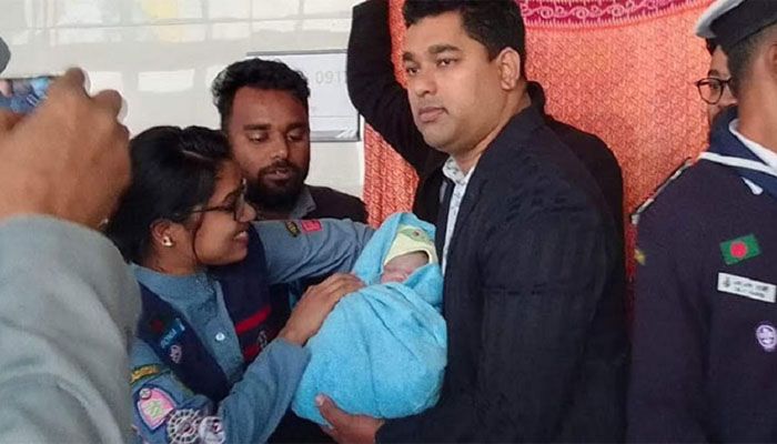 Woman Gives Birth a Baby Boy in Metro Rail Station