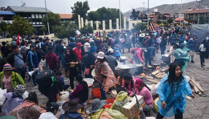 Students from the San Antonio Abad del Cusco University make a soup kitchen to feed demonstrators from various communities who arrived to protest in the city of Cuzco, Peru, on January 10, 2023. || AFP Photo