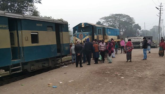 15 Hurt As Intercity Train Comes Off Tracks in Kishoreganj   