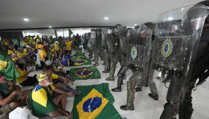 Pro-Bolsonaro Rioters Storm Brazil’s Top Govt Offices    