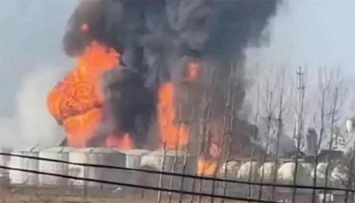 Cloud of thick smoke and flames rising from a factory in northeastern Liaoning province's Panshan County. || Photo: Collected  