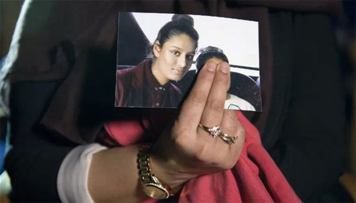 In this file photo taken on February 22, 2015 Renu, eldest sister of missing British girl Shamima Begum, holds a picture of her sister while being interviewed by the media in central London. || AFP Photo