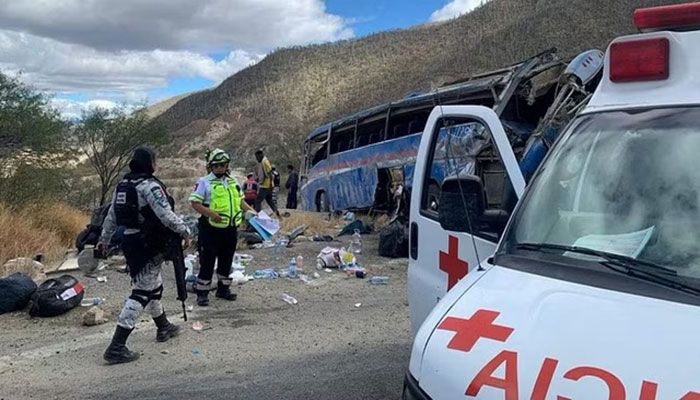 Puebla's Red Cross paramedics work at the scene of a bus accident which was carrying migrants from Venezuela, Colombia and Central America, in Cuacnopalan, Mexico Feb 19, 2023. || Photo: Collected  