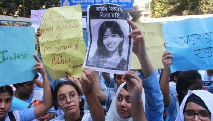 Viqarunnisa Noon School and College students demonstrate at its gate after the suicide of Aritree Adhikari || Photo: UNB 
